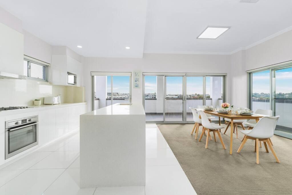 Spacious 3 Bed Near Airport With Parking Apartamento