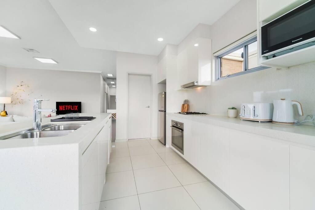 Spacious 3 Bed Near Airport With Parking Apartamento Sidney