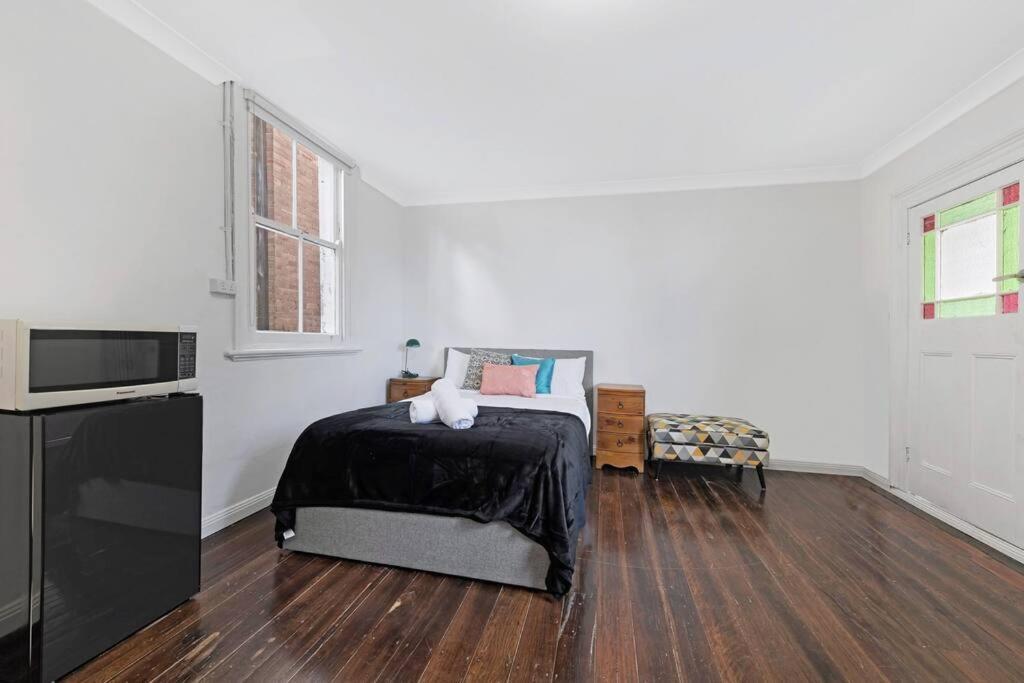 Budget 1 Bed Private Close To Ashfield Station *