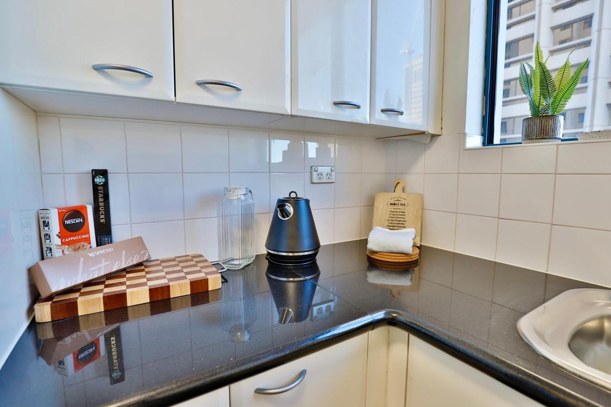 Vintage Charm 3br Abode - Views, Parking, Gym, Pool Apartment *