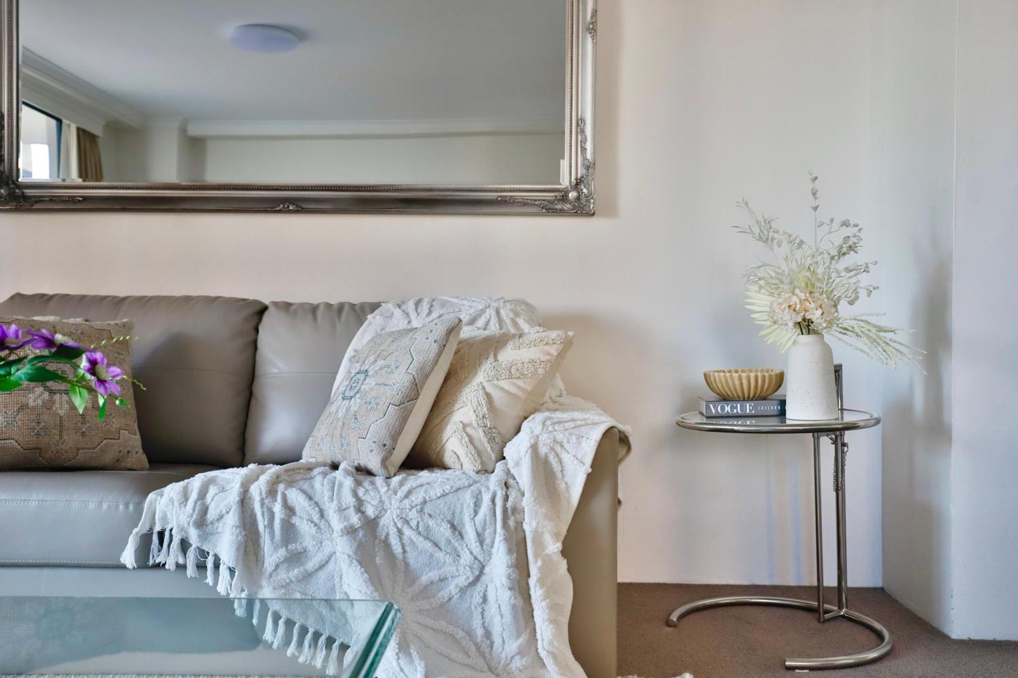 Vintage Charm 3br Abode - Views, Parking, Gym, Pool *