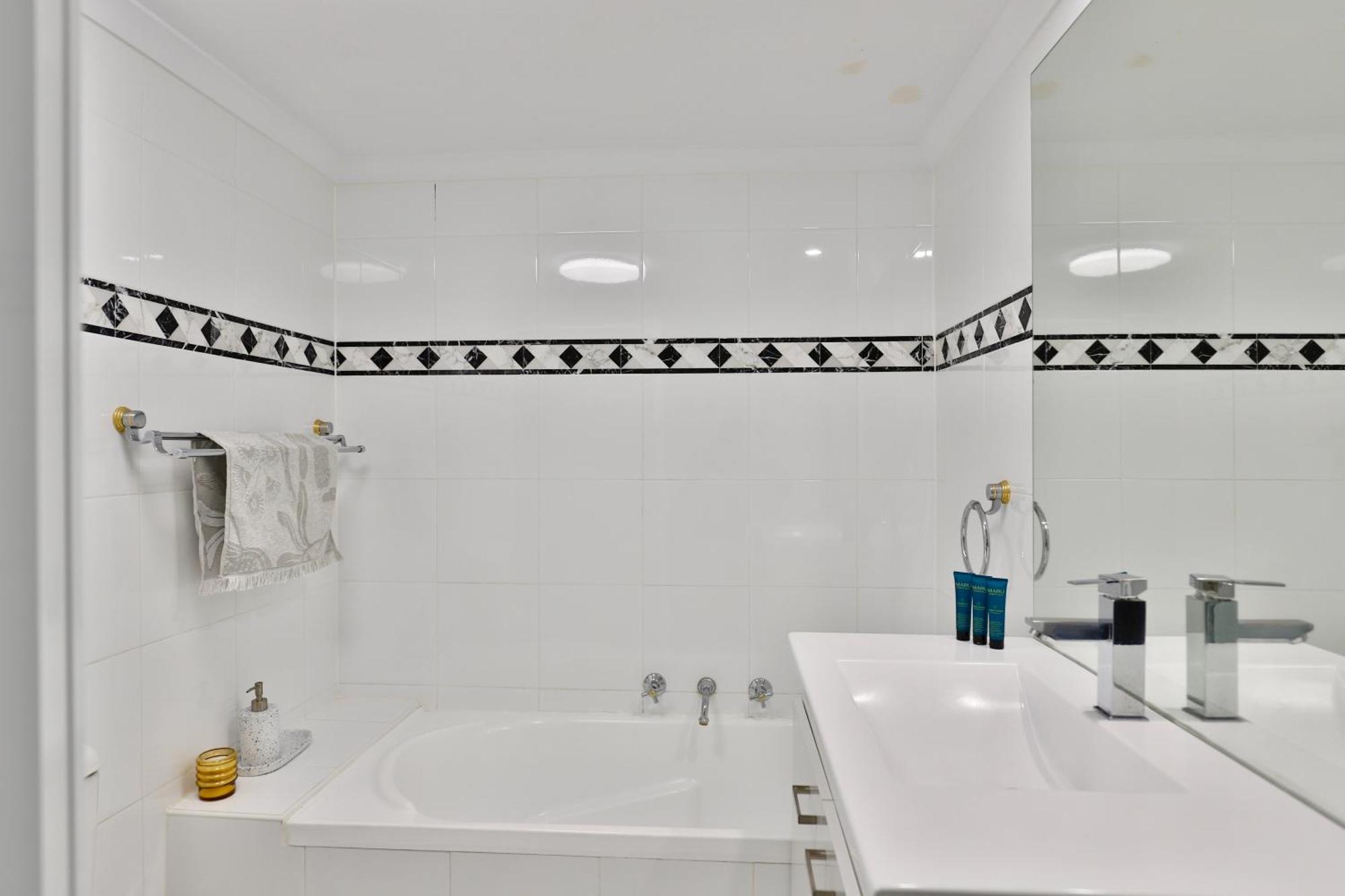 Vintage Charm 3br Abode - Views, Parking, Gym, Pool Sydney