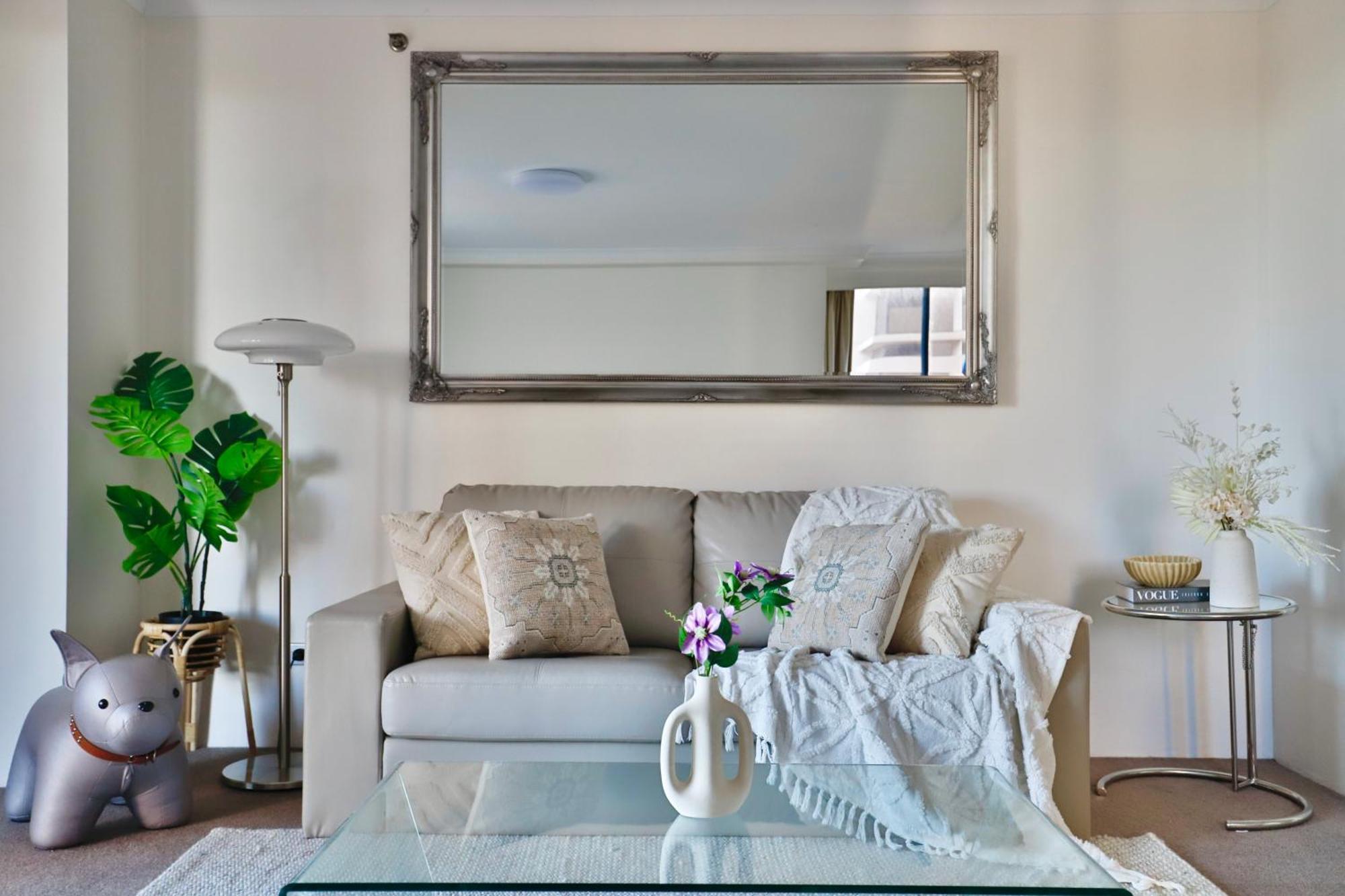 Vintage Charm 3br Abode - Views, Parking, Gym, Pool Apartment Sydney