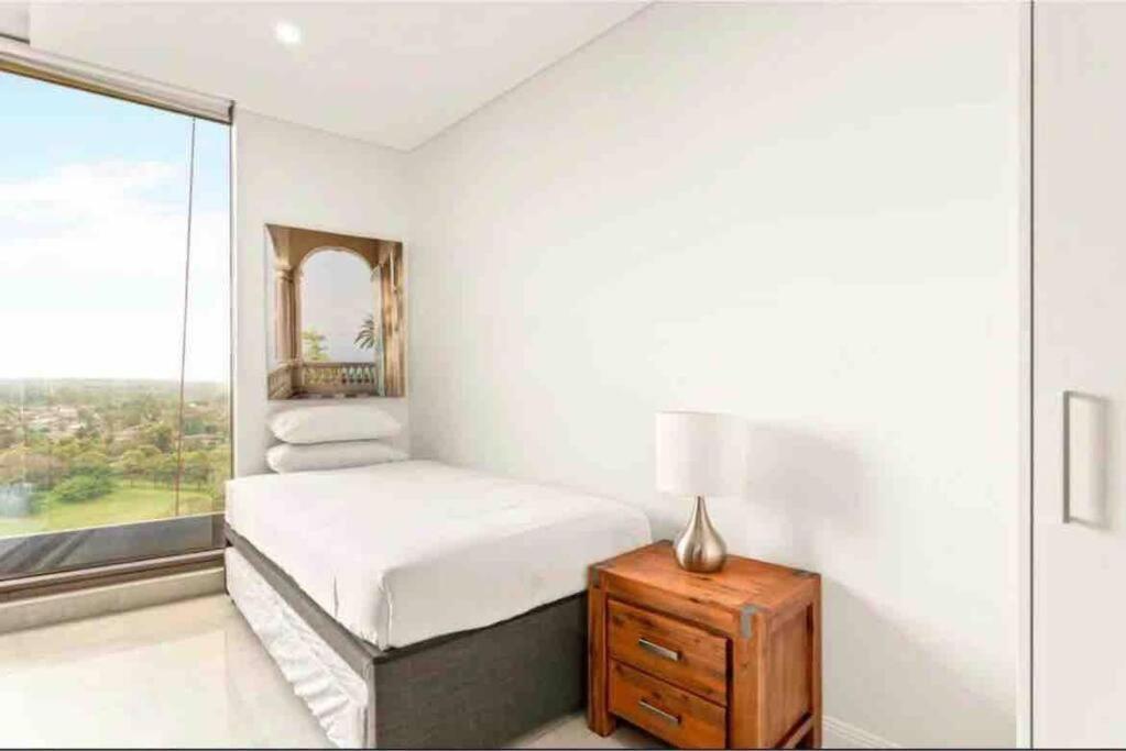 Classy Sleek Two Bedroom With Expansive River Views In The Heart Of Sydney's Second Cbd Apartment *