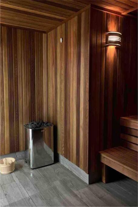 Classy Sleek Two Bedroom With Expansive River Views In The Heart Of Sydney's Second Cbd Apartment *