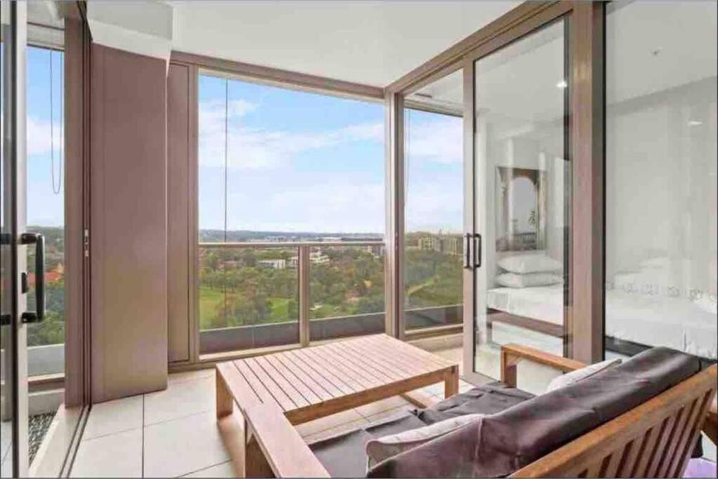 Classy Sleek Two Bedroom With Expansive River Views In The Heart Of Sydney's Second Cbd Apartment *
