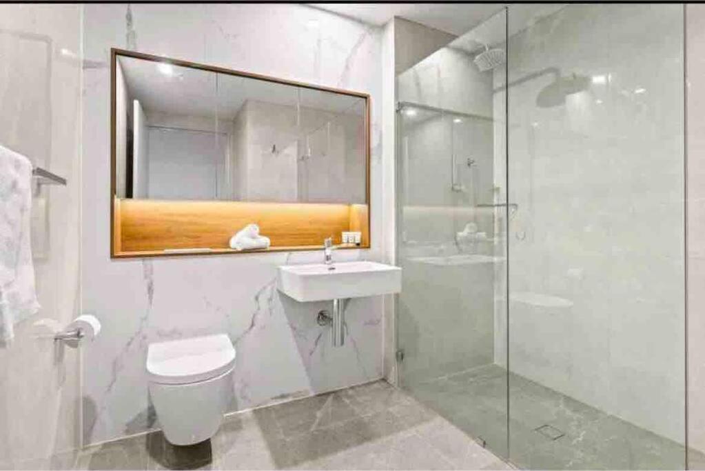 Apartment Classy Sleek Two Bedroom With Expansive River Views In The Heart Of Sydney's Second Cbd