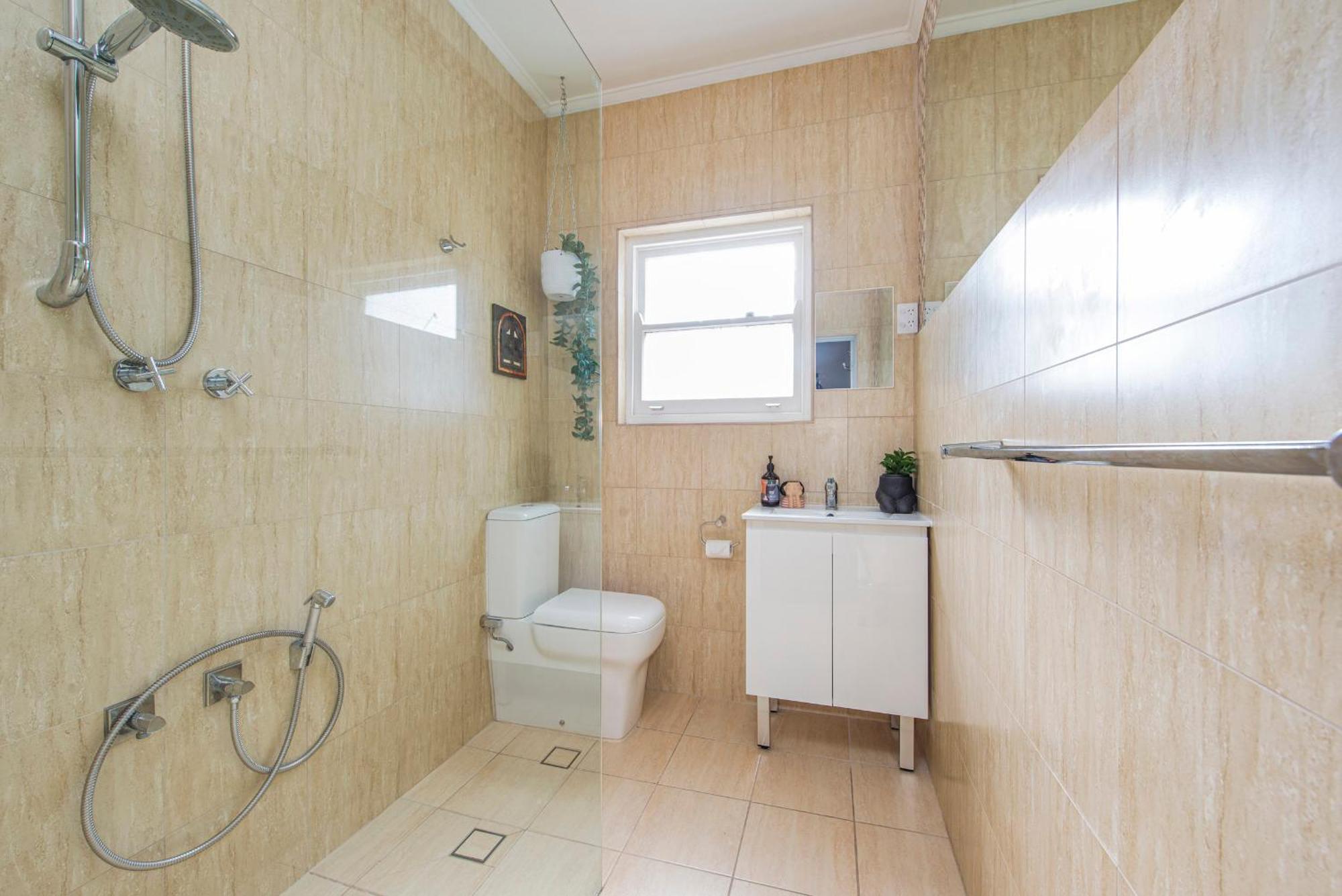 Bright And Beautiful In Burwood Apartment *