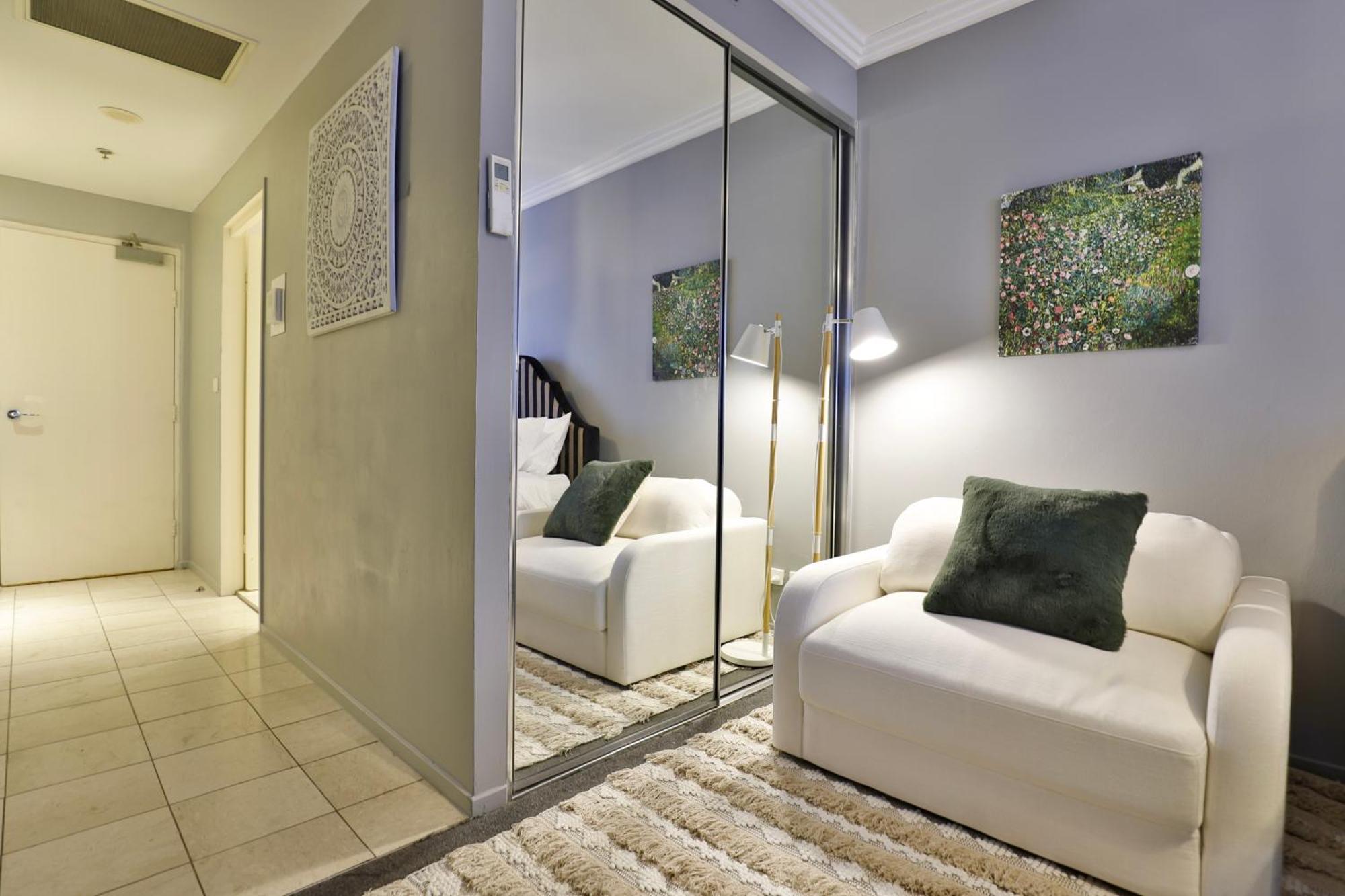 Vintage Charm Oasis - Cbd Living With Parking *