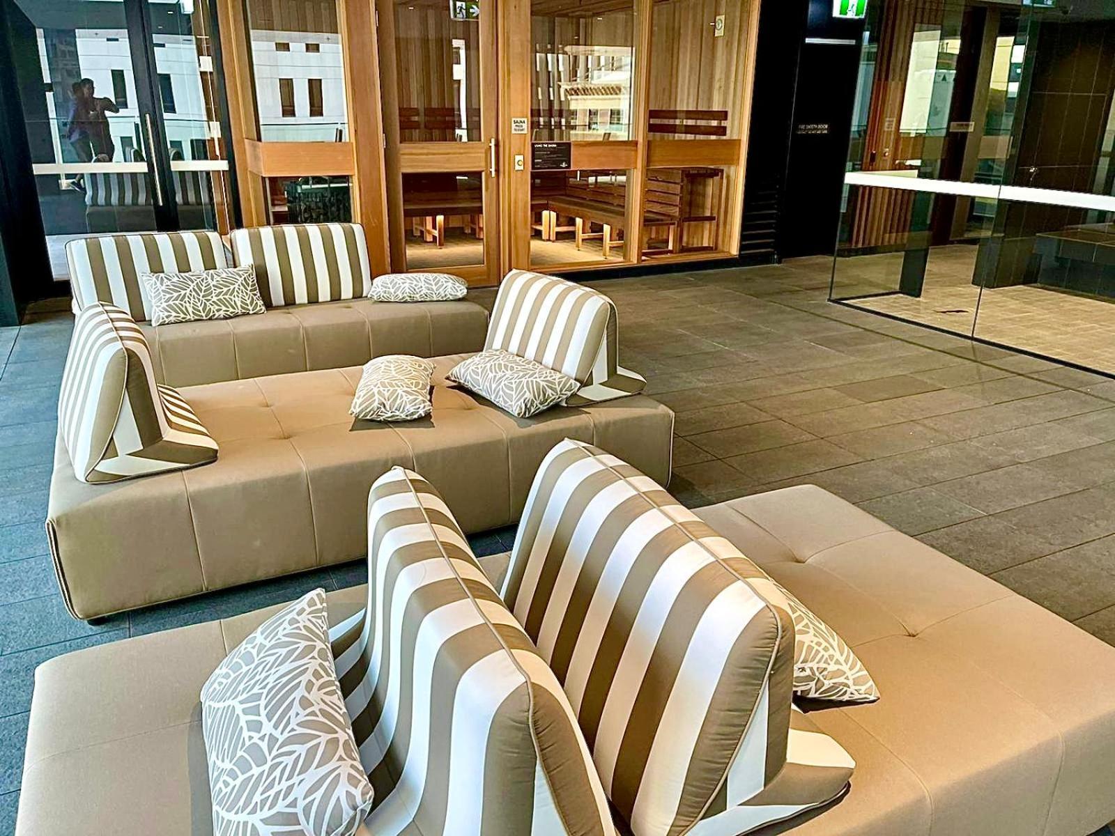 Cosmopolitan Cbd Apartment *