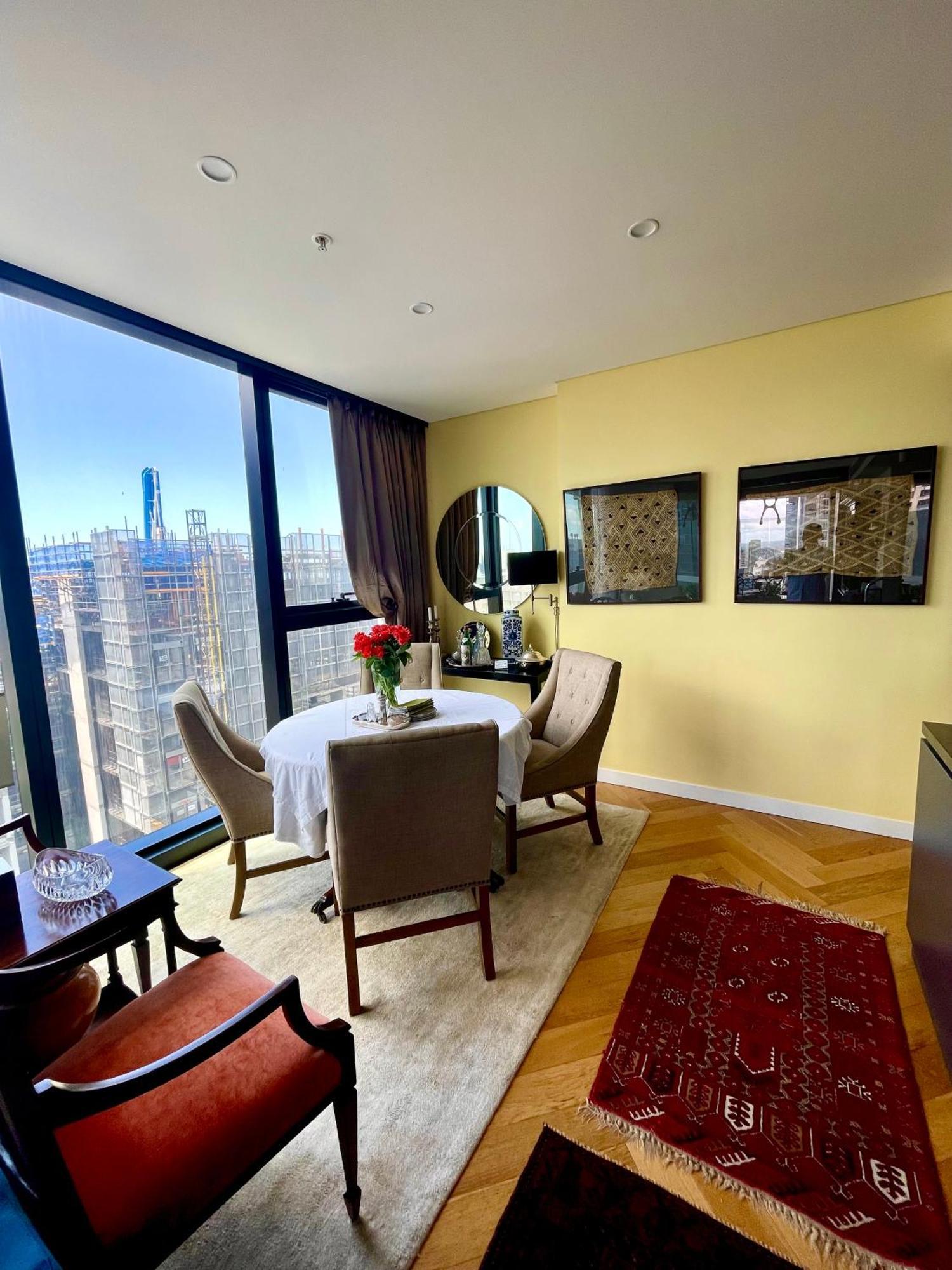 Cosmopolitan Cbd Apartment *