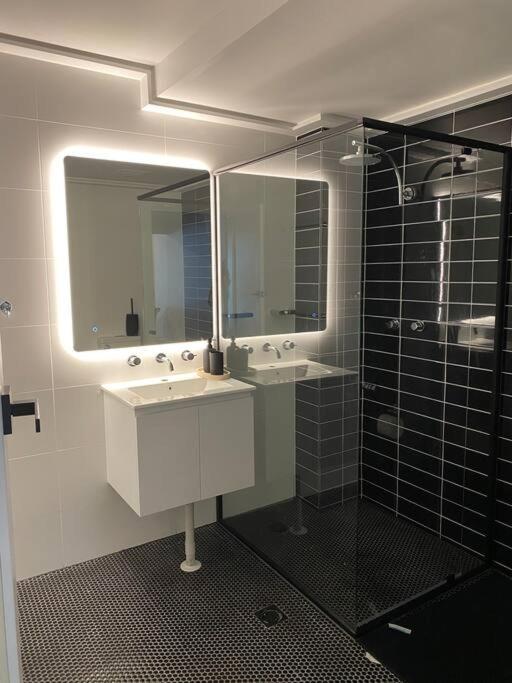 Luxury Inner-west Flat W/ Breakfast And Coffee Included! Apartment Sydney