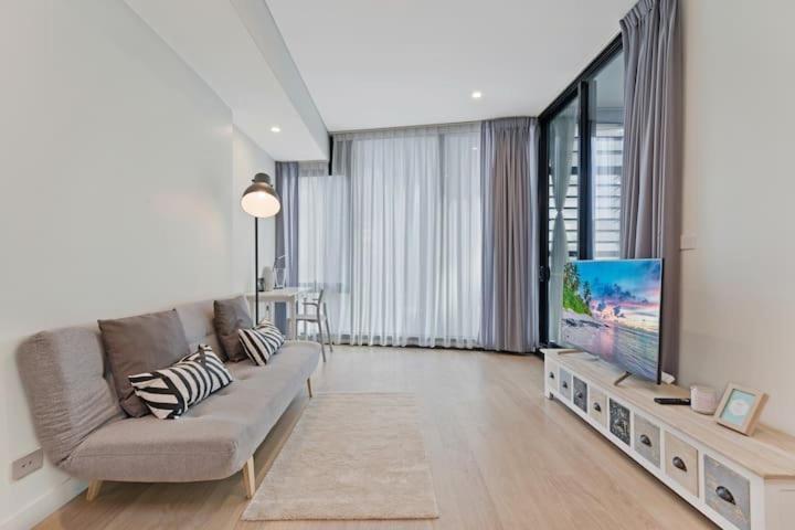 Stylish 1br Entire Cbd 5 Minutes Train Station *