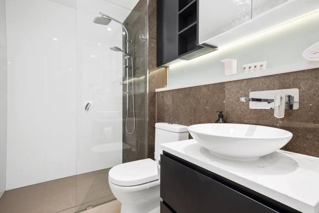Waterfront Modern 2b2b Apt@marina Square