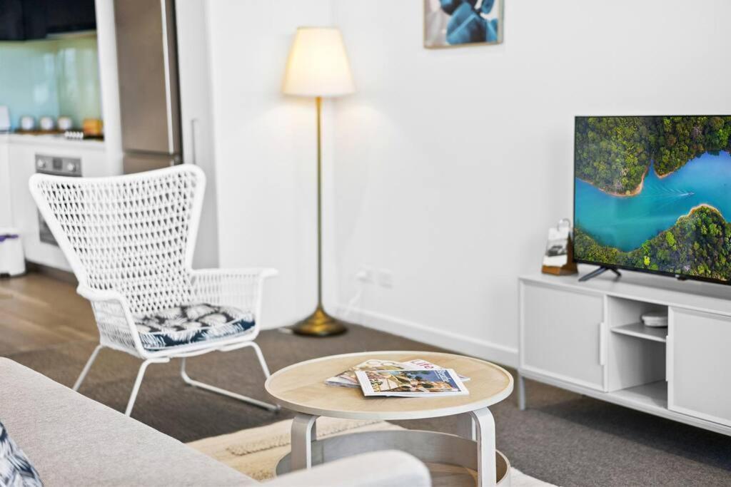Waterfront Modern 2b2b Apt@marina Square