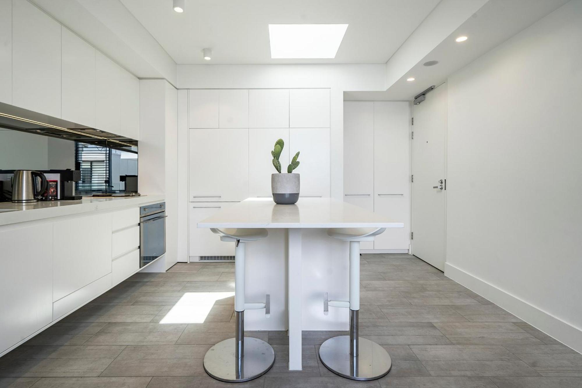 Modern 1br Top-level Unit With Keypad Entry In Bondi Apartment