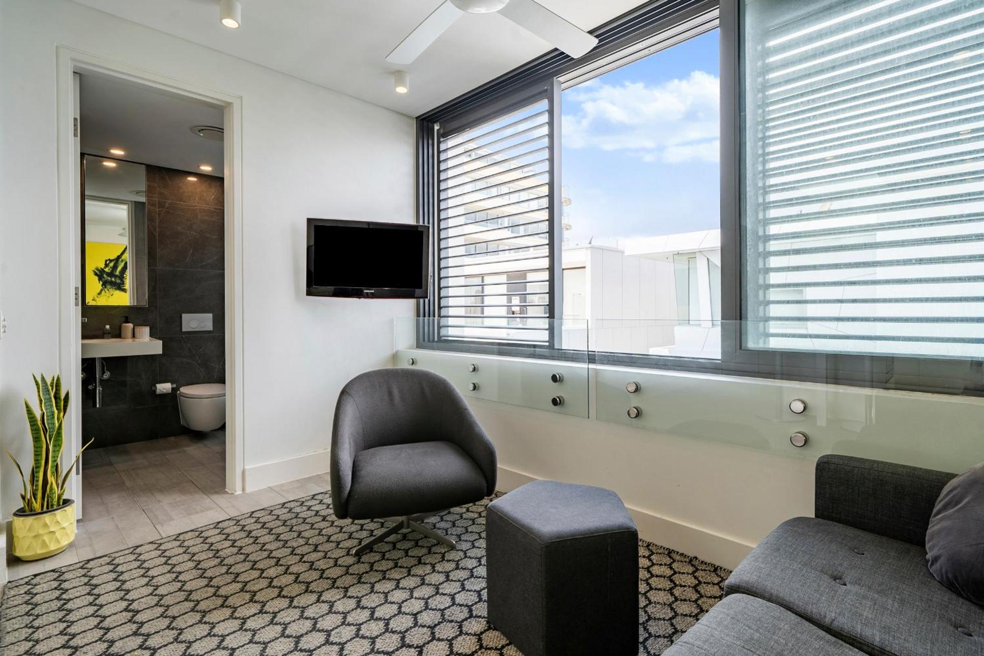 Modern 1br Top-level Unit With Keypad Entry In Bondi * Sydney