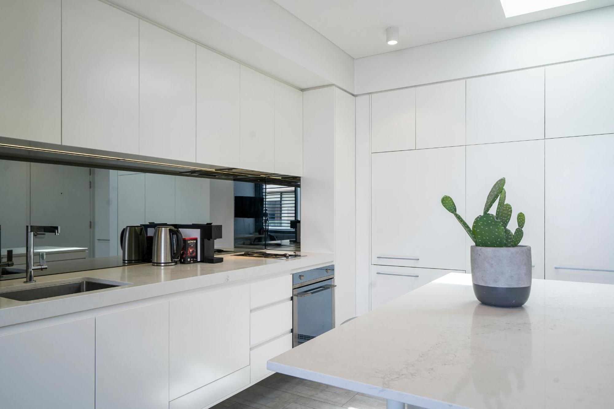 Apartment Modern 1br Top-level Unit With Keypad Entry In Bondi