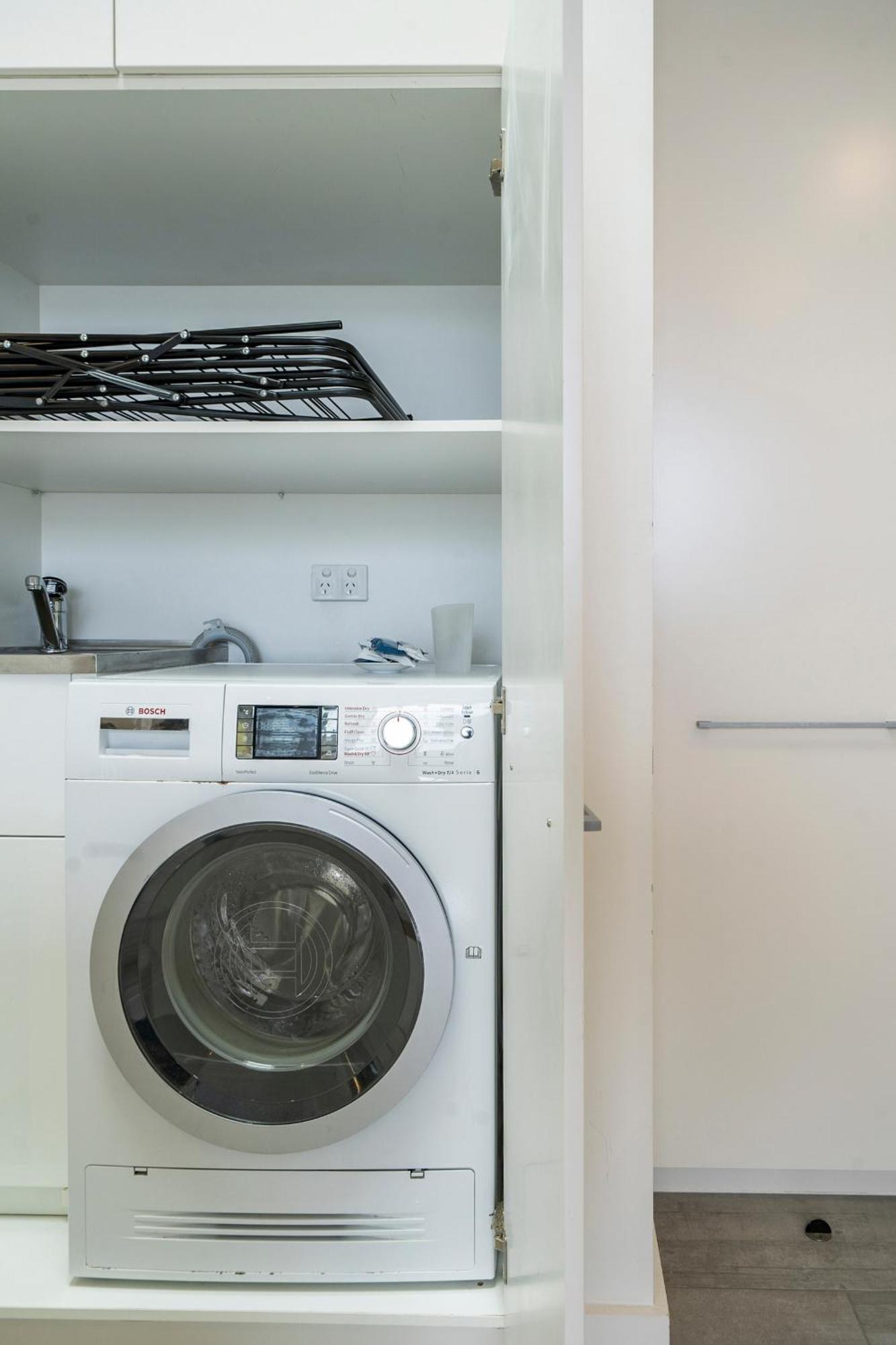 Modern 1br Top-level Unit With Keypad Entry In Bondi