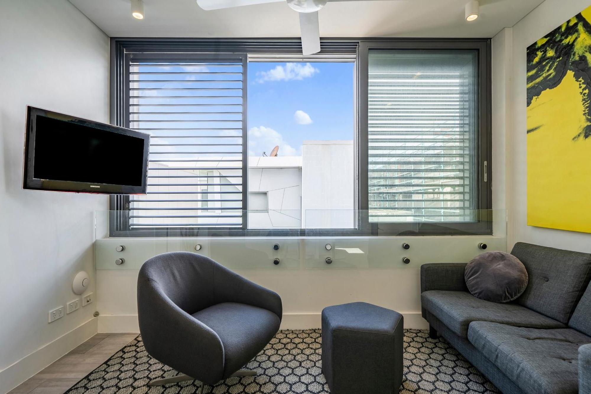 Modern 1br Top-level Unit With Keypad Entry In Bondi Apartment