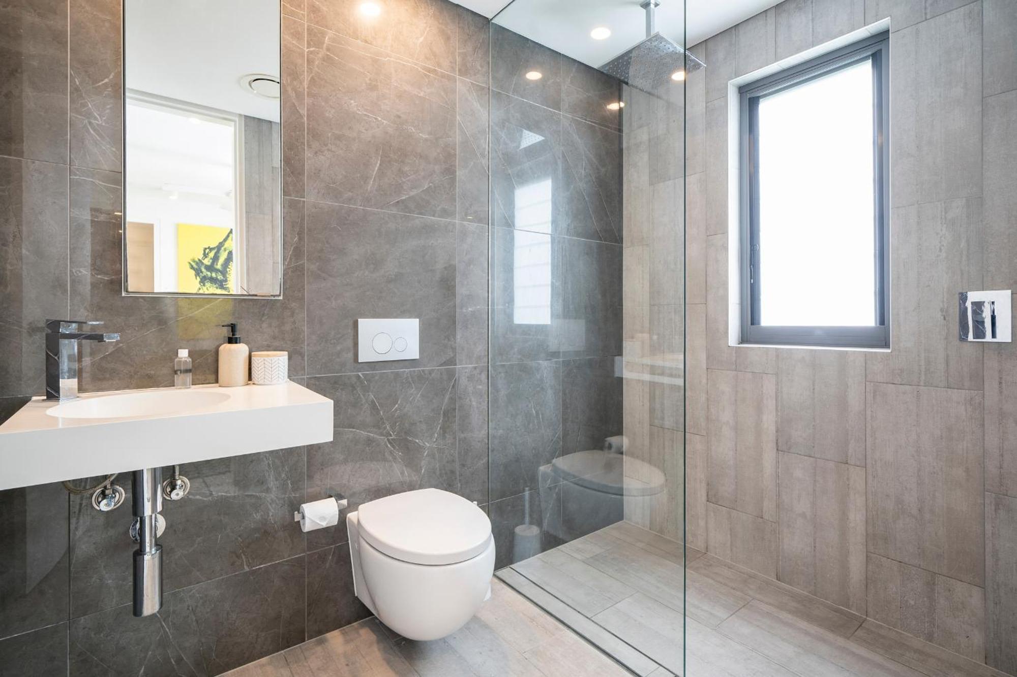 Modern 1br Top-level Unit With Keypad Entry In Bondi