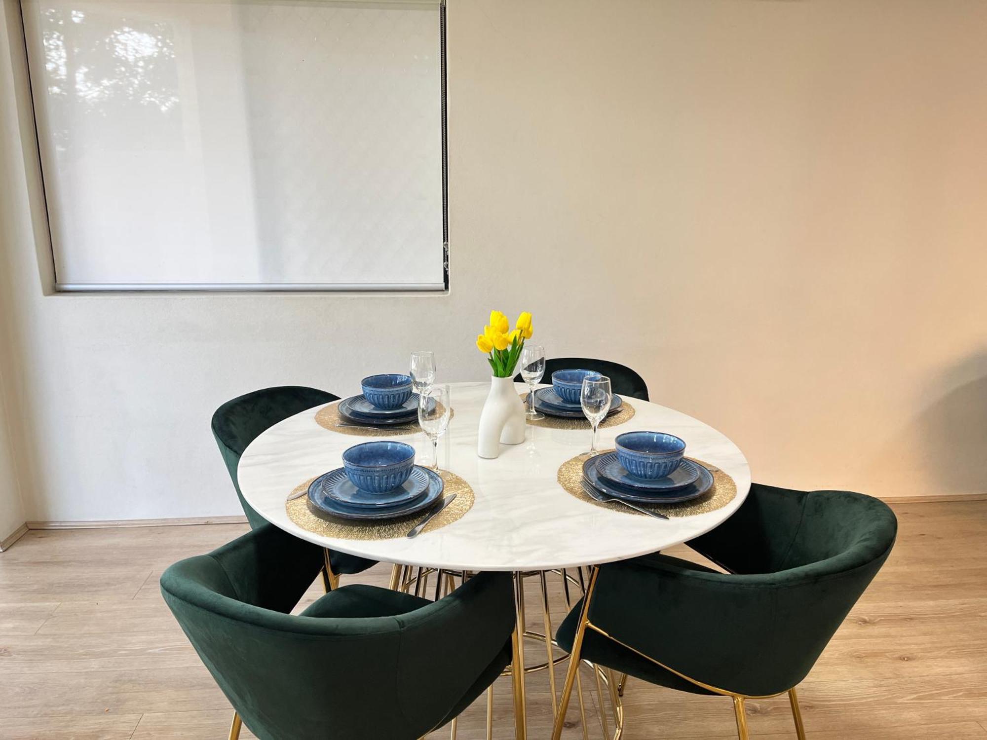 Fabulous 2 Bedroom Apartment, Secured Free Parking * Sydney