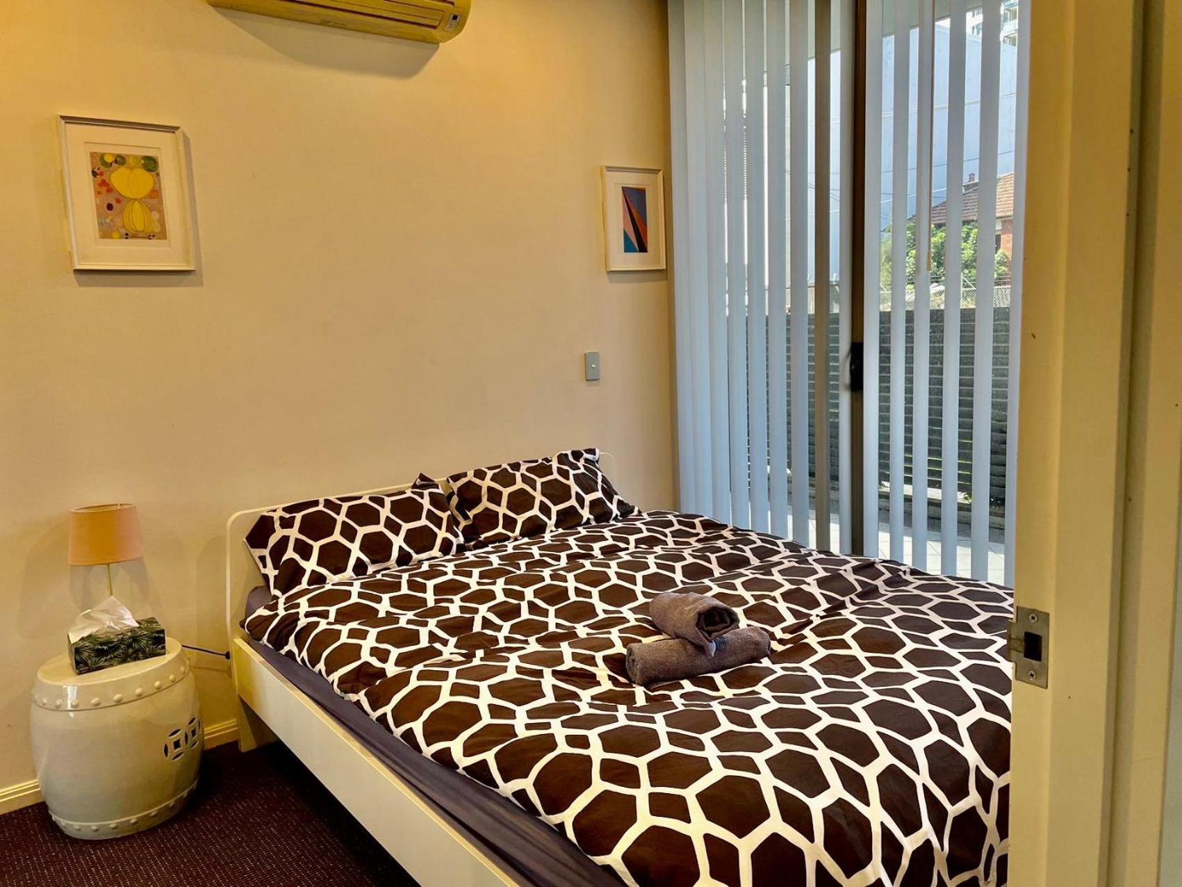 New Comfy Stylish In Rhodes Next To Train N Shopping Center *