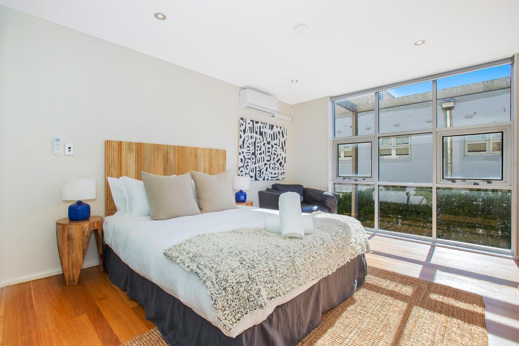 Sunshine Loft With Balcony By Dreams * Sydney