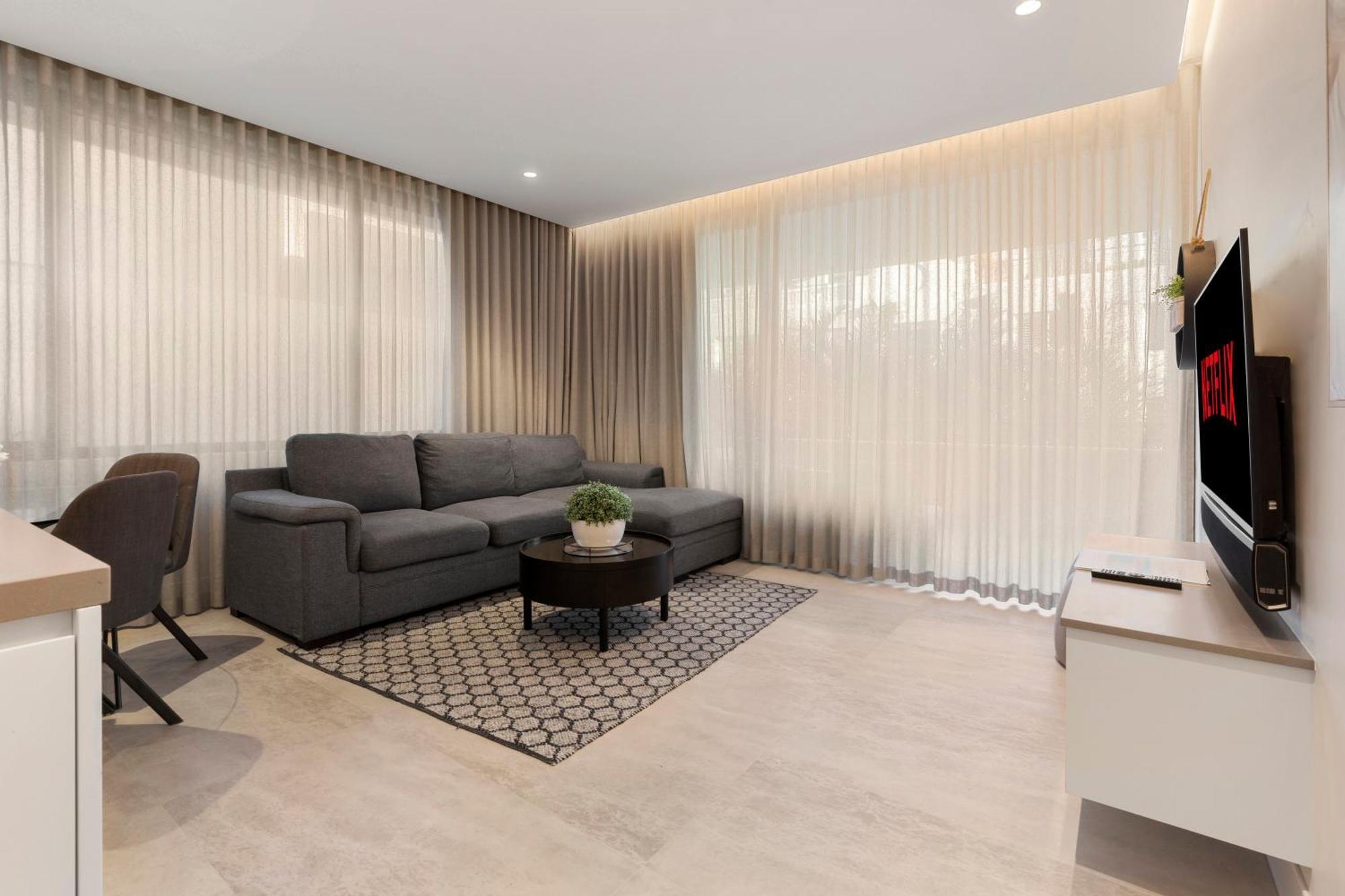 Chic 2-bed With Balcony Near Coogee *