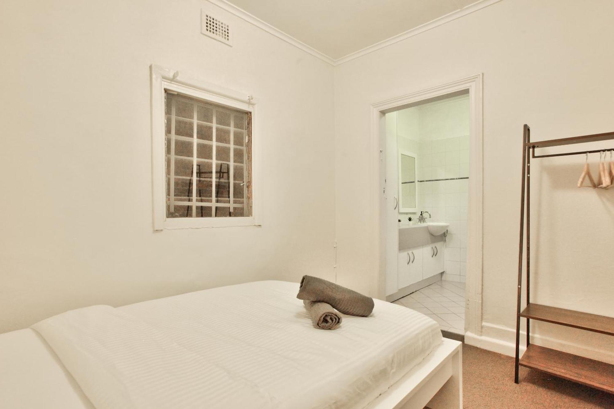 Apartment Stylish 3-bedroom Near Darling Harbour - Free E-bikes! Sydney