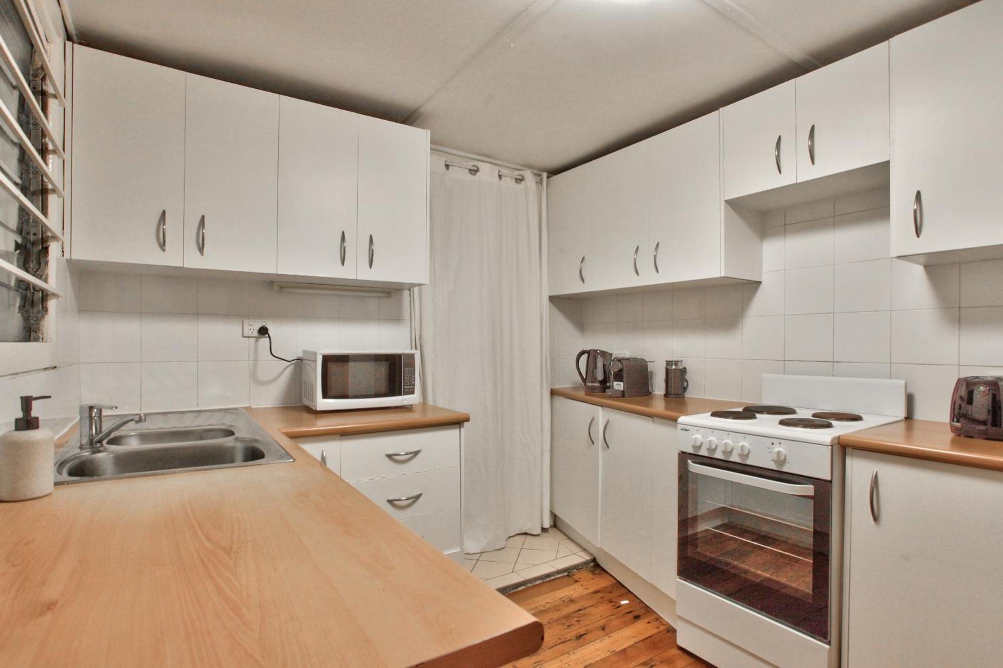 Stylish 3-bedroom Near Darling Harbour - Free E-bikes! Apartment