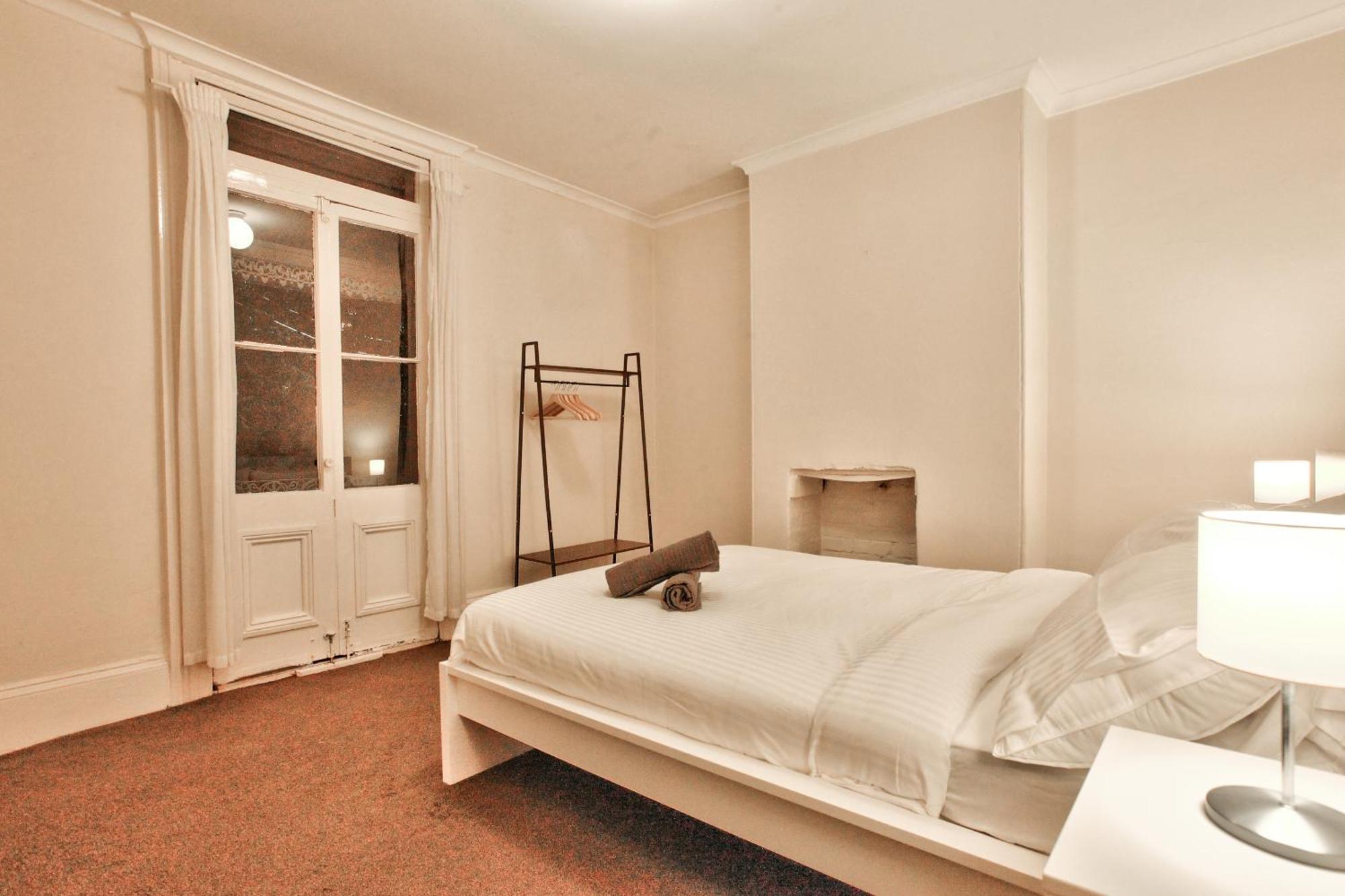 Stylish 3-bedroom Near Darling Harbour - Free E-bikes! Apartment Sydney