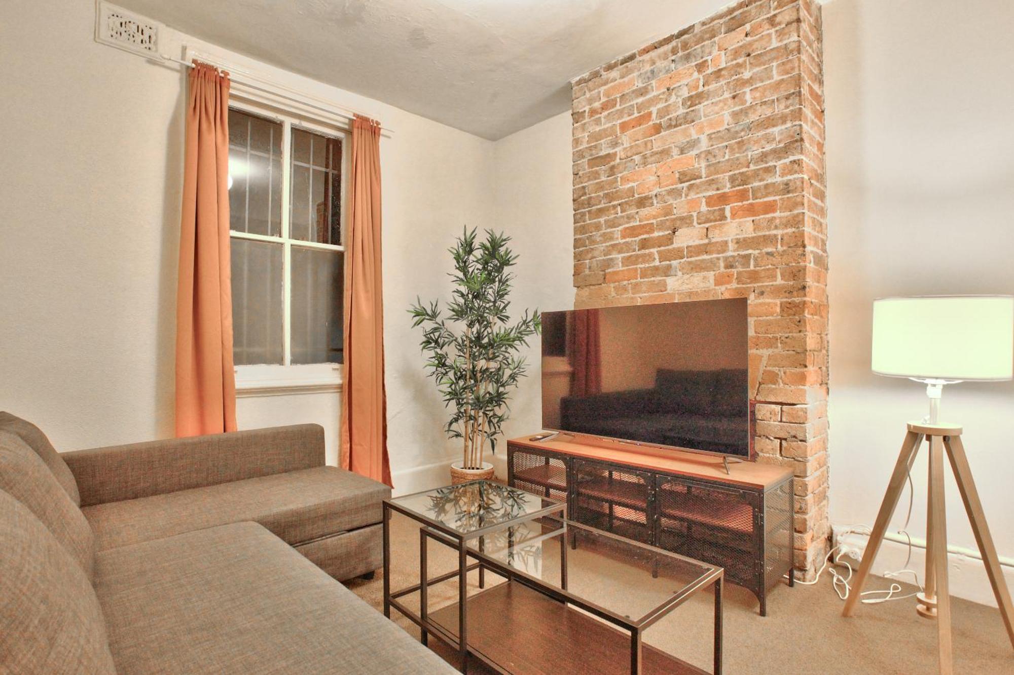 Apartment Stylish 3-bedroom Near Darling Harbour - Free E-bikes! Sydney