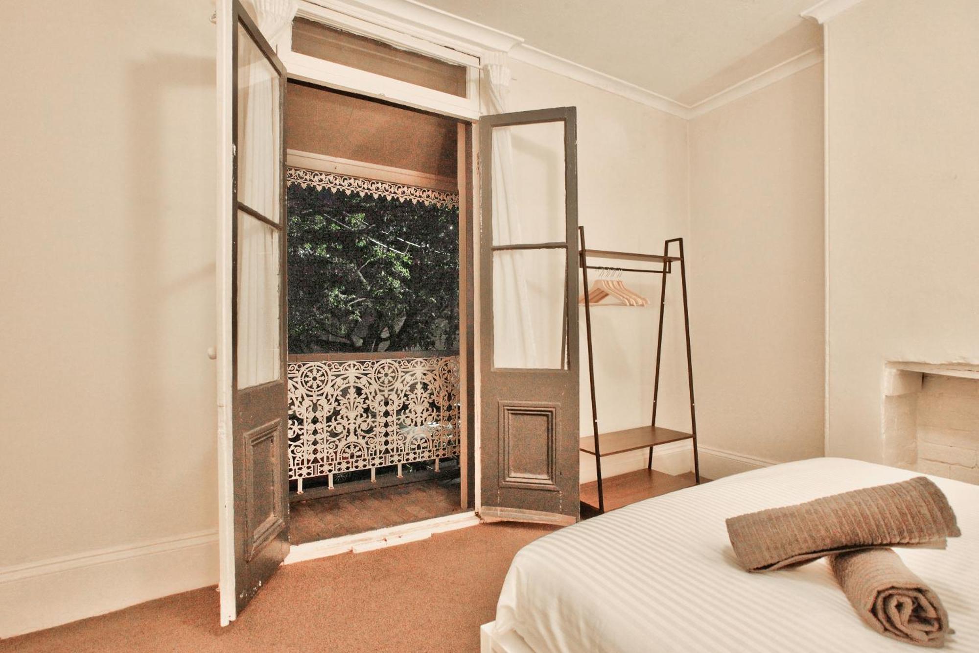 Stylish 3-bedroom Near Darling Harbour - Free E-bikes! Apartment Sydney