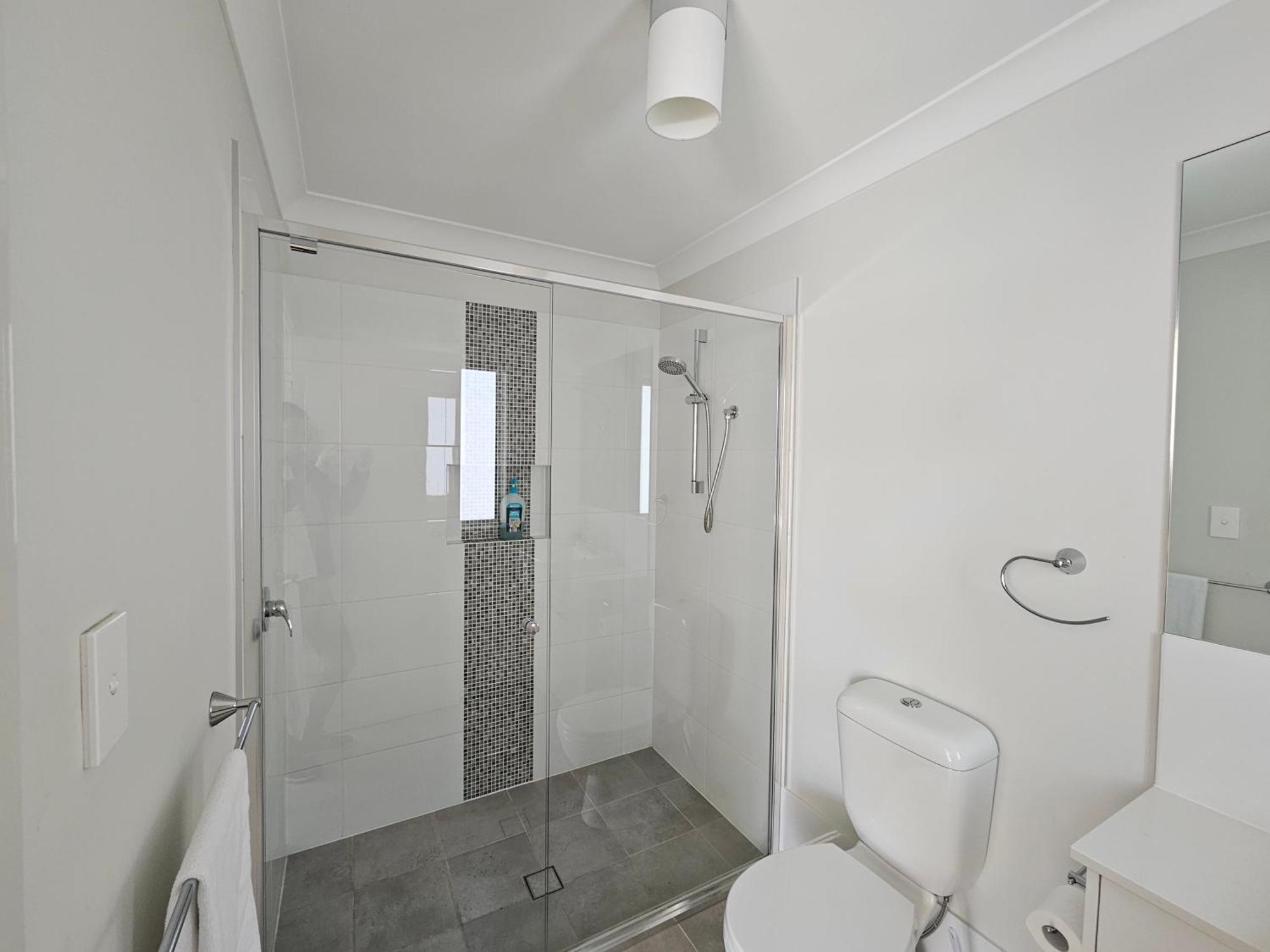 Bardia Quiet & Adorable Modern 5 Bedroom House * Sydney