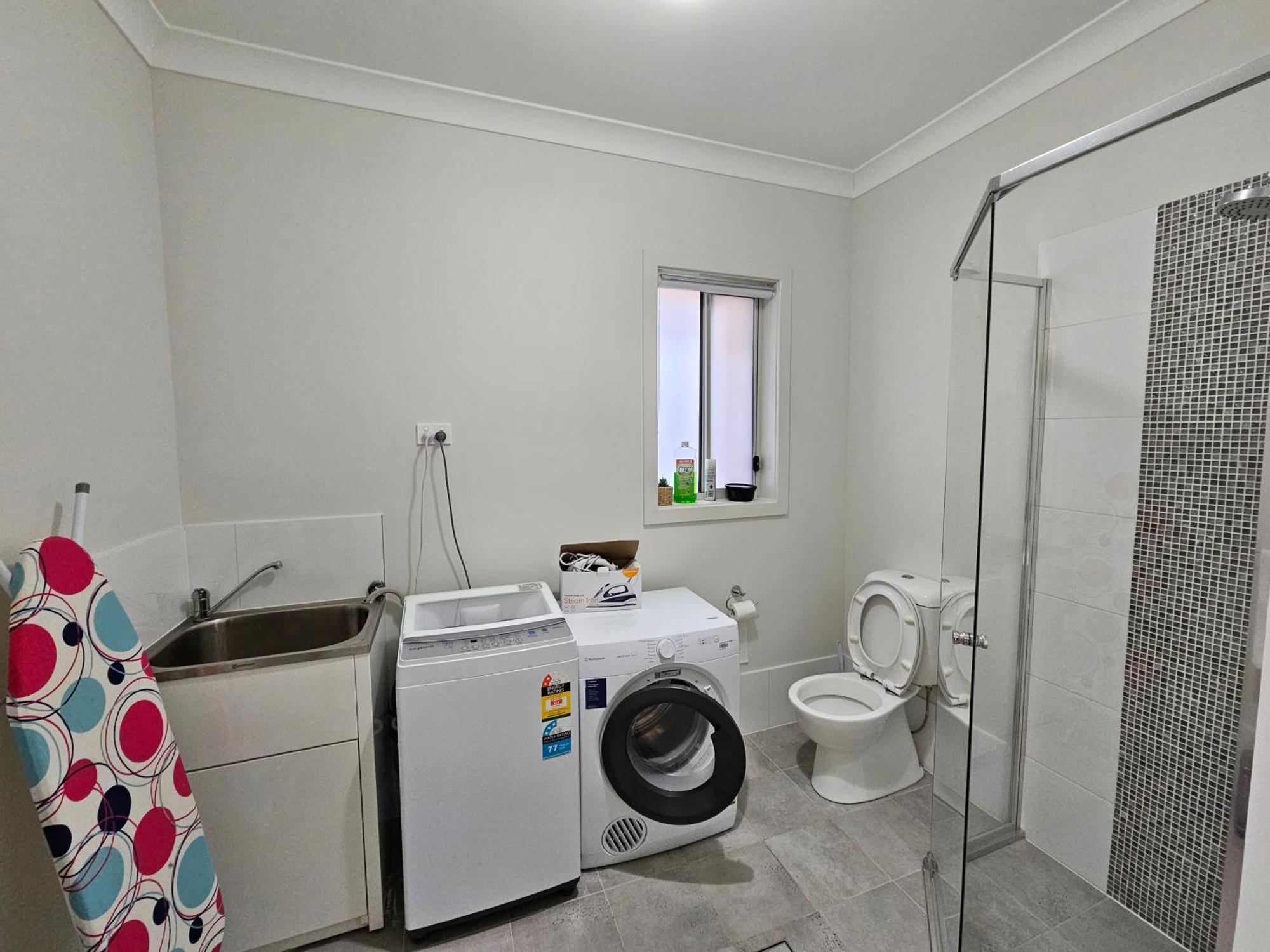 Bardia Quiet & Adorable Modern 5 Bedroom House Holiday home Sydney