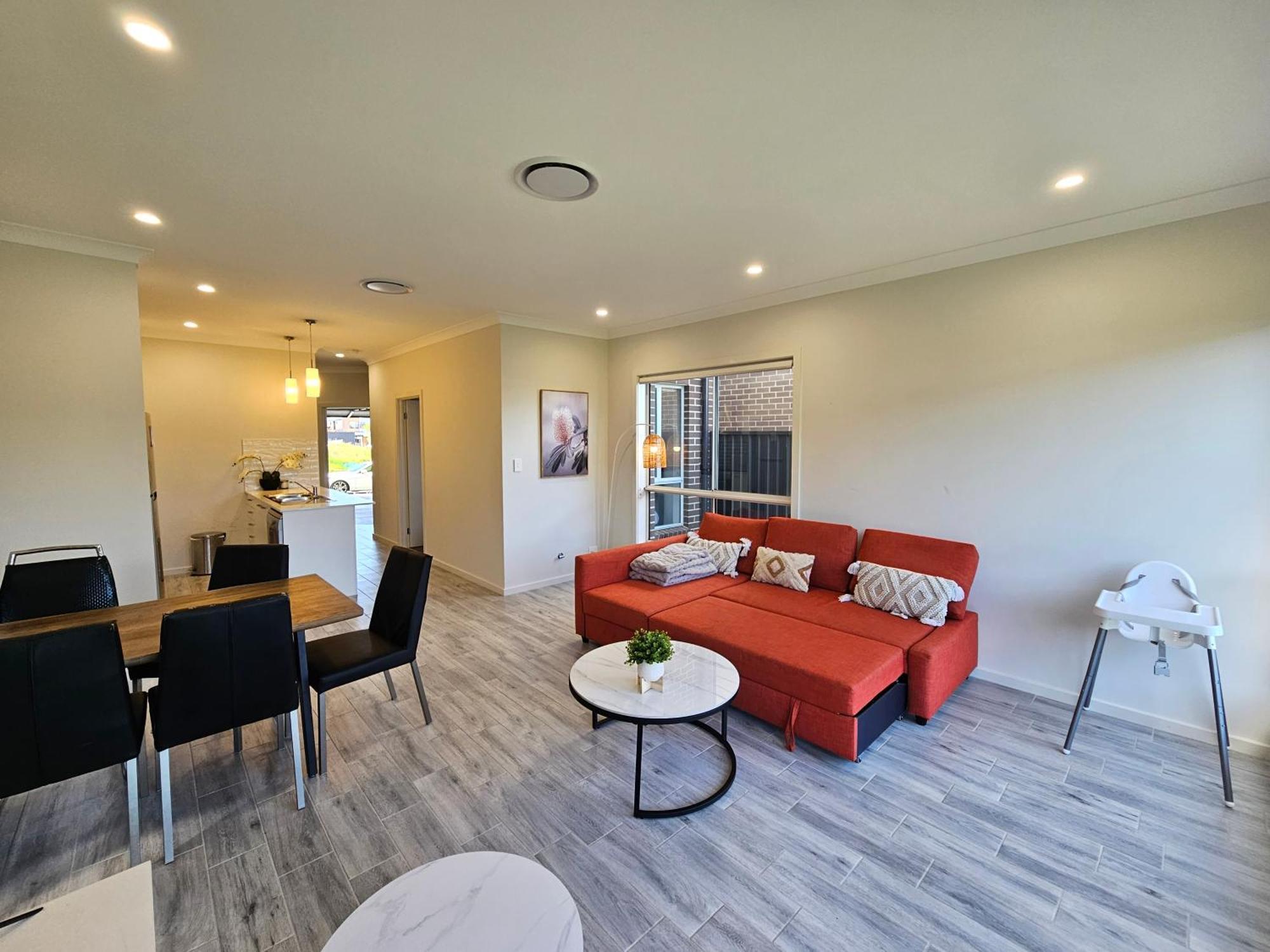 Bardia Quiet & Adorable Modern 5 Bedroom House * Sydney