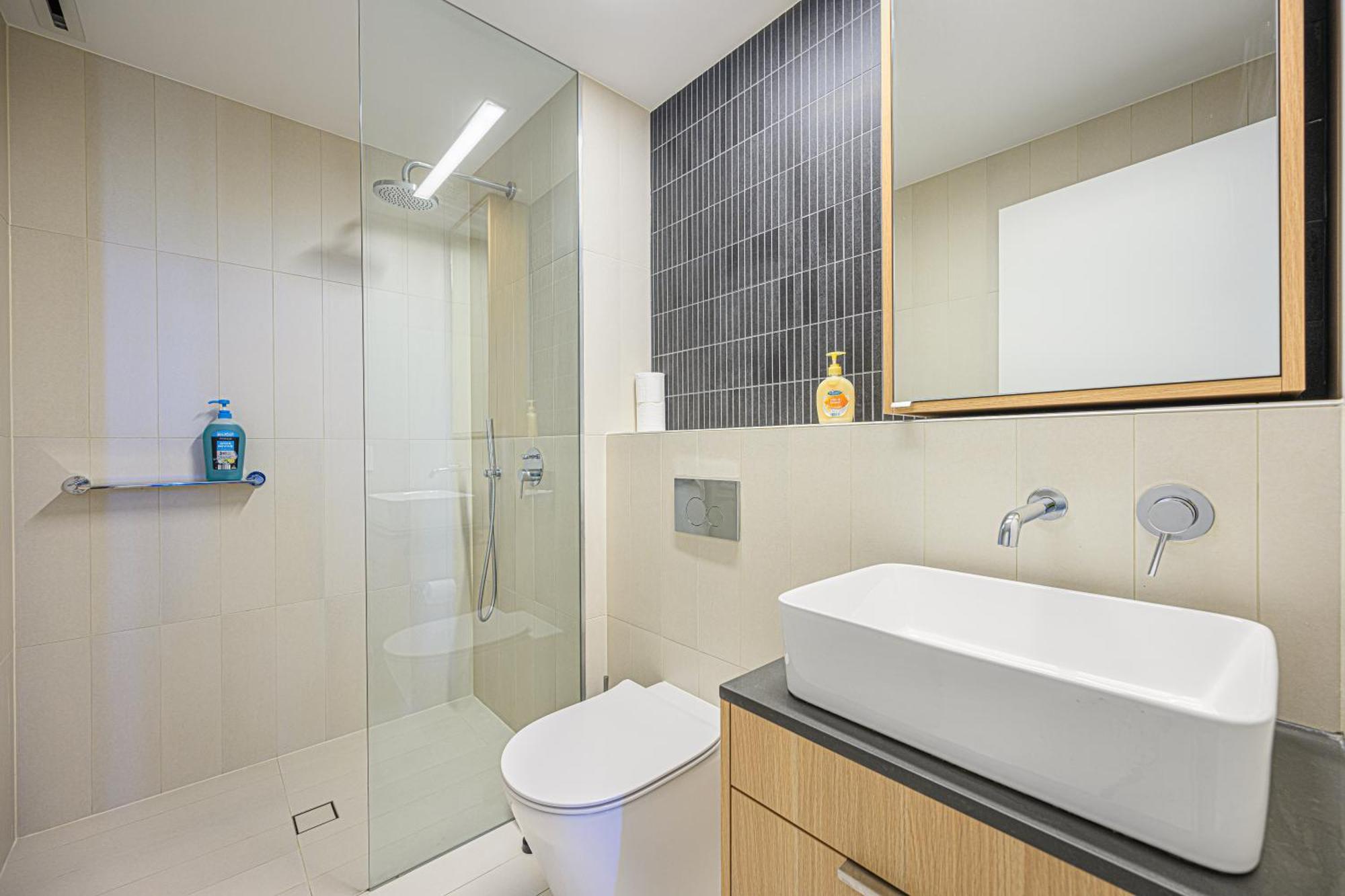 Stunning New 2 Bedrooms Shopping & Parking *