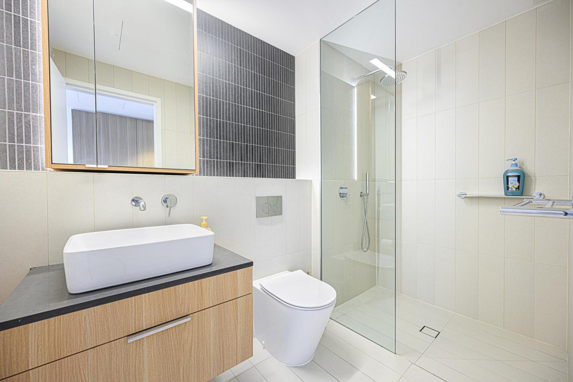Apartment Stunning New 2 Bedrooms Shopping & Parking