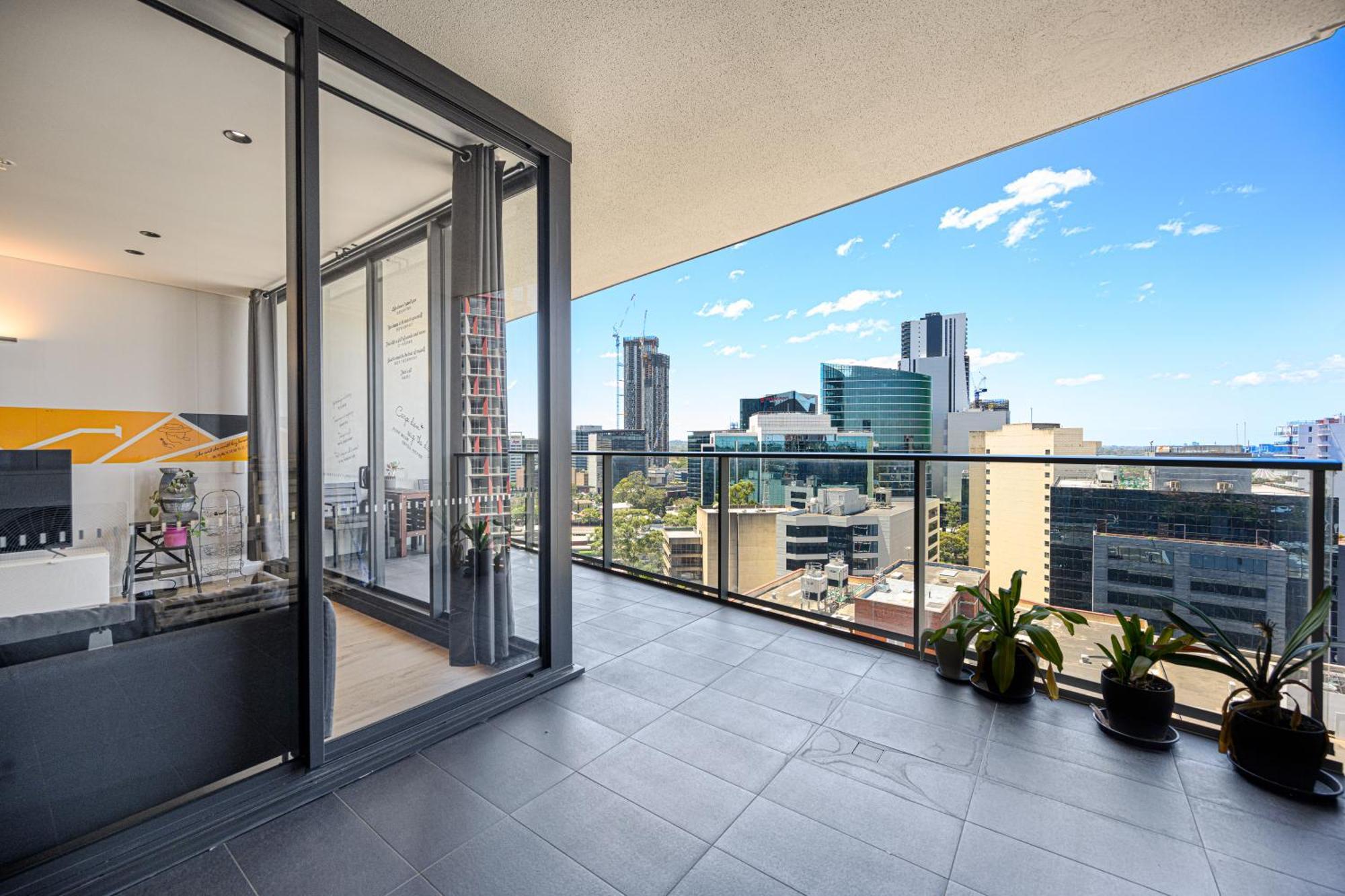 Stunning New 2 Bedrooms Shopping & Parking Apartment