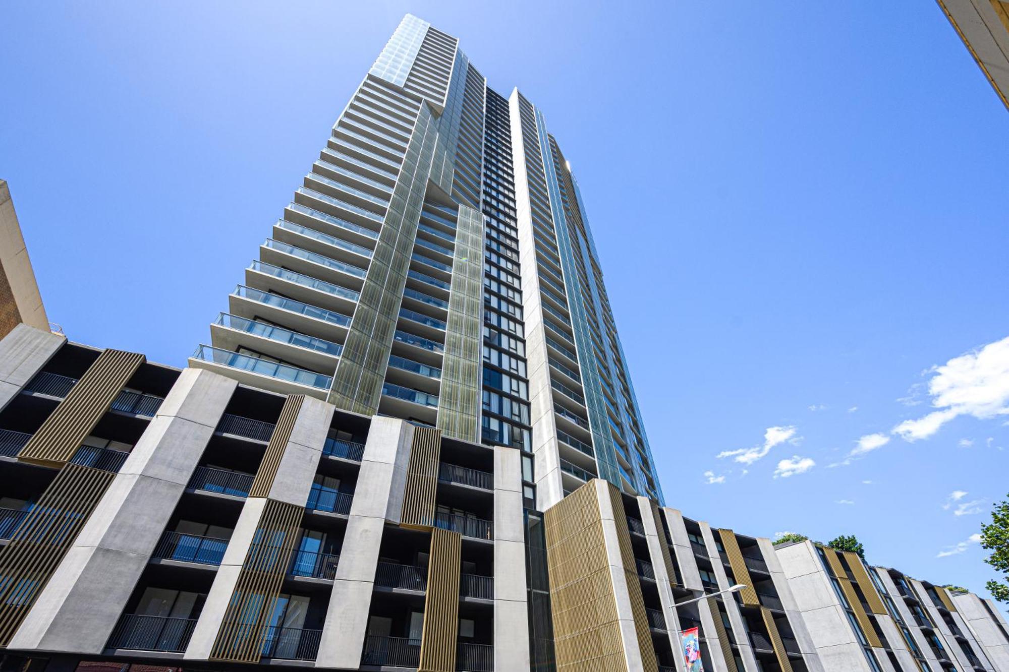 Stunning New 2 Bedrooms Shopping & Parking Apartment Sydney