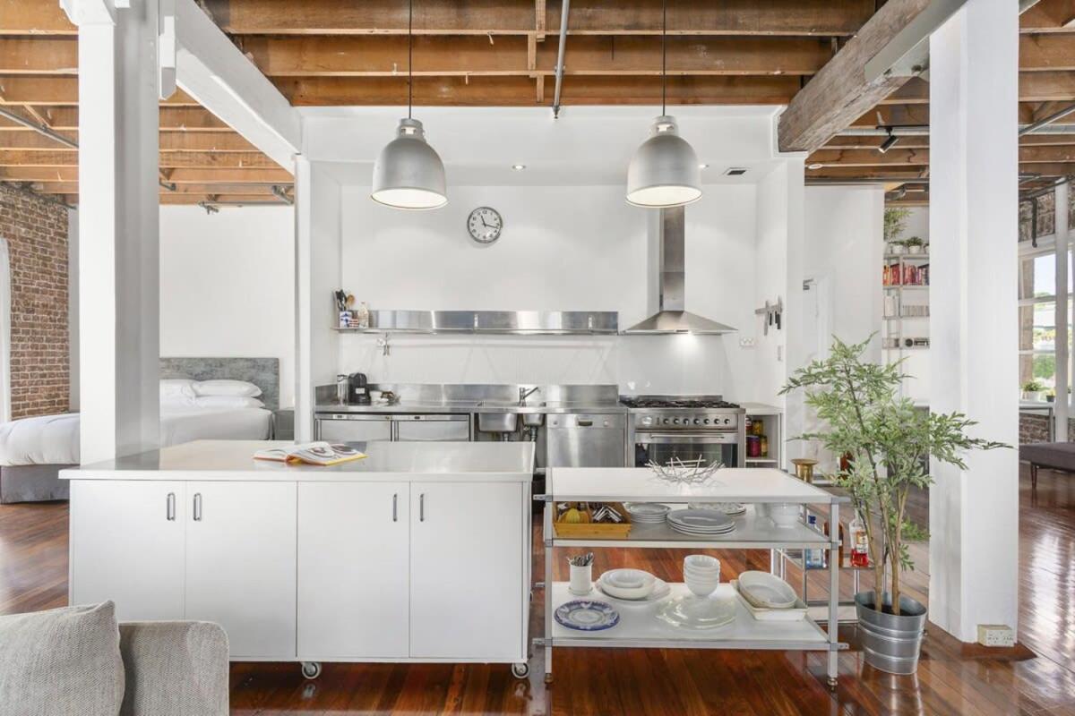 New York-style Loft In Cbd With Views Sydney