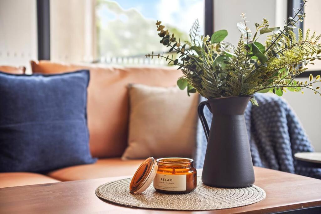City Living: 1-bed Apt + Study Close Mq Station