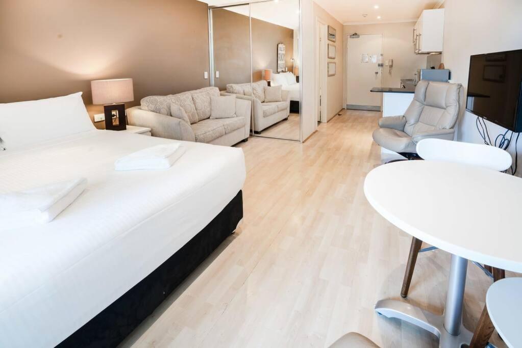 New! Ideal 1br Beachside With Pool Apartment