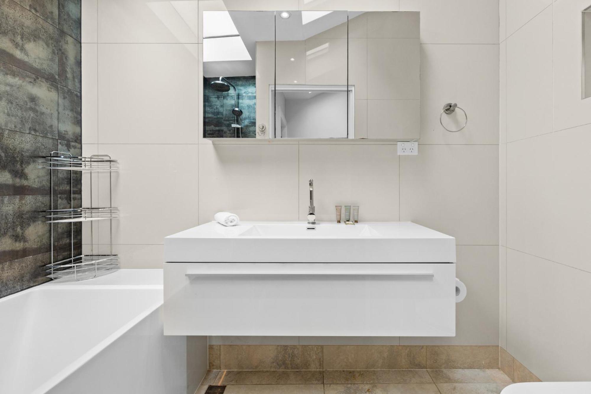 Elegant 1-bed With Study By Balmain Wharf Sydney
