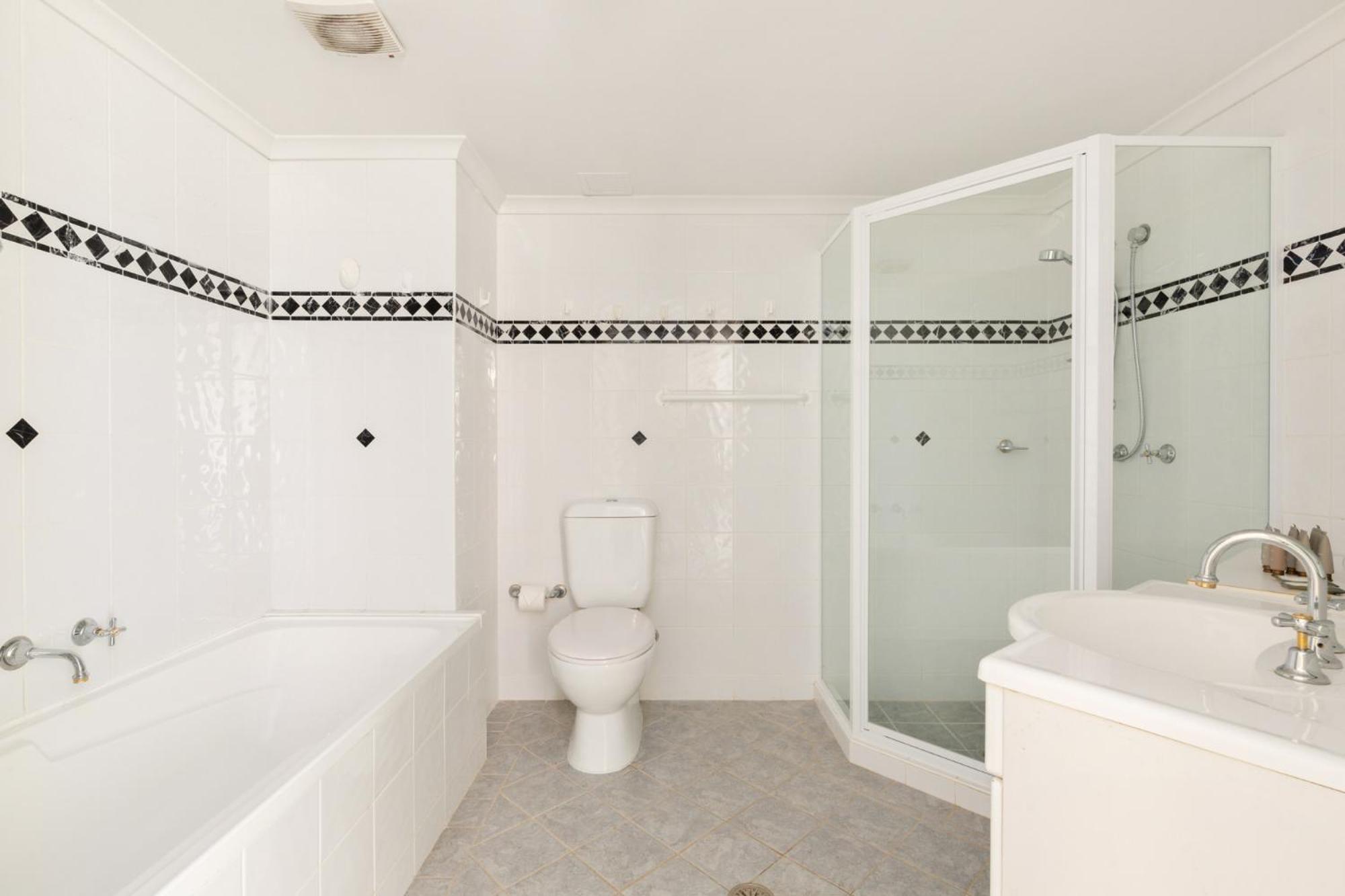 Apartment Spacious 3-bed With Alfresco Dining By Amenities Sydney