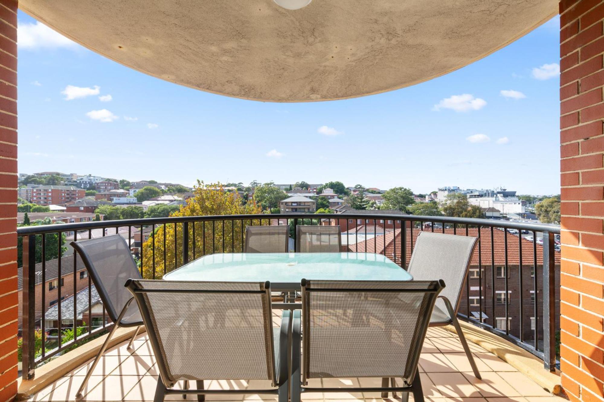 Spacious 3-bed With Alfresco Dining By Amenities Apartment Sydney