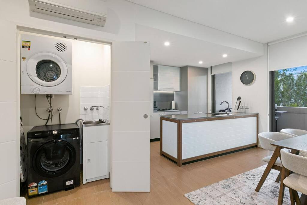 Luxury Waterfront 2 Bed Near Olympic Park & Parra *