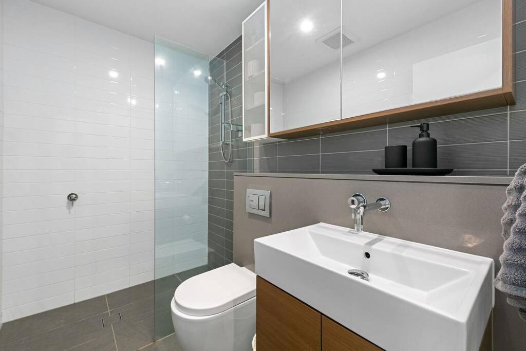 Apartment Luxury Waterfront 2 Bed Near Olympic Park & Parra Sydney