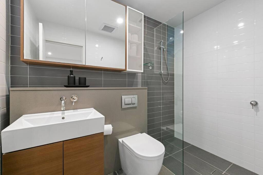 Luxury Waterfront 2 Bed Near Olympic Park & Parra Apartment *